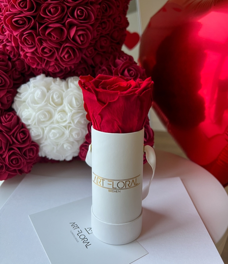 Detailaufnahme der stabilisierten bordeauxfarbenen Rose in weißer Geschenkbox
