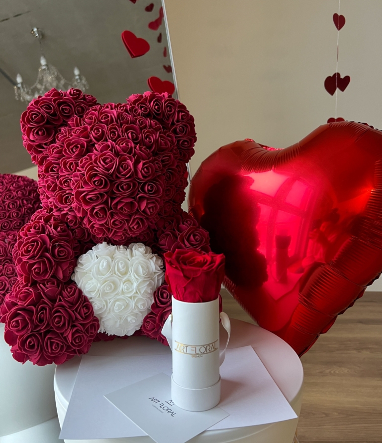 Rosenbär in Bordeaux mit weißem Herz als romantisches Dekoelement