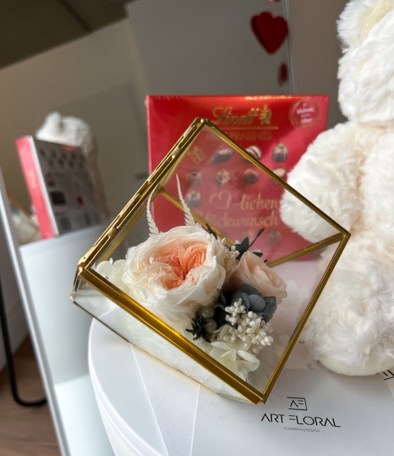 Elegantes Geschenkarrangement in Weiß und Champagner