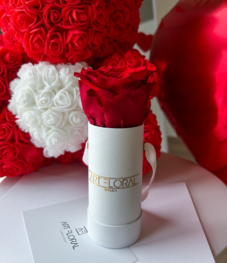 Detailaufnahme der stabilisierten roten Rose in weißer Geschenkbox