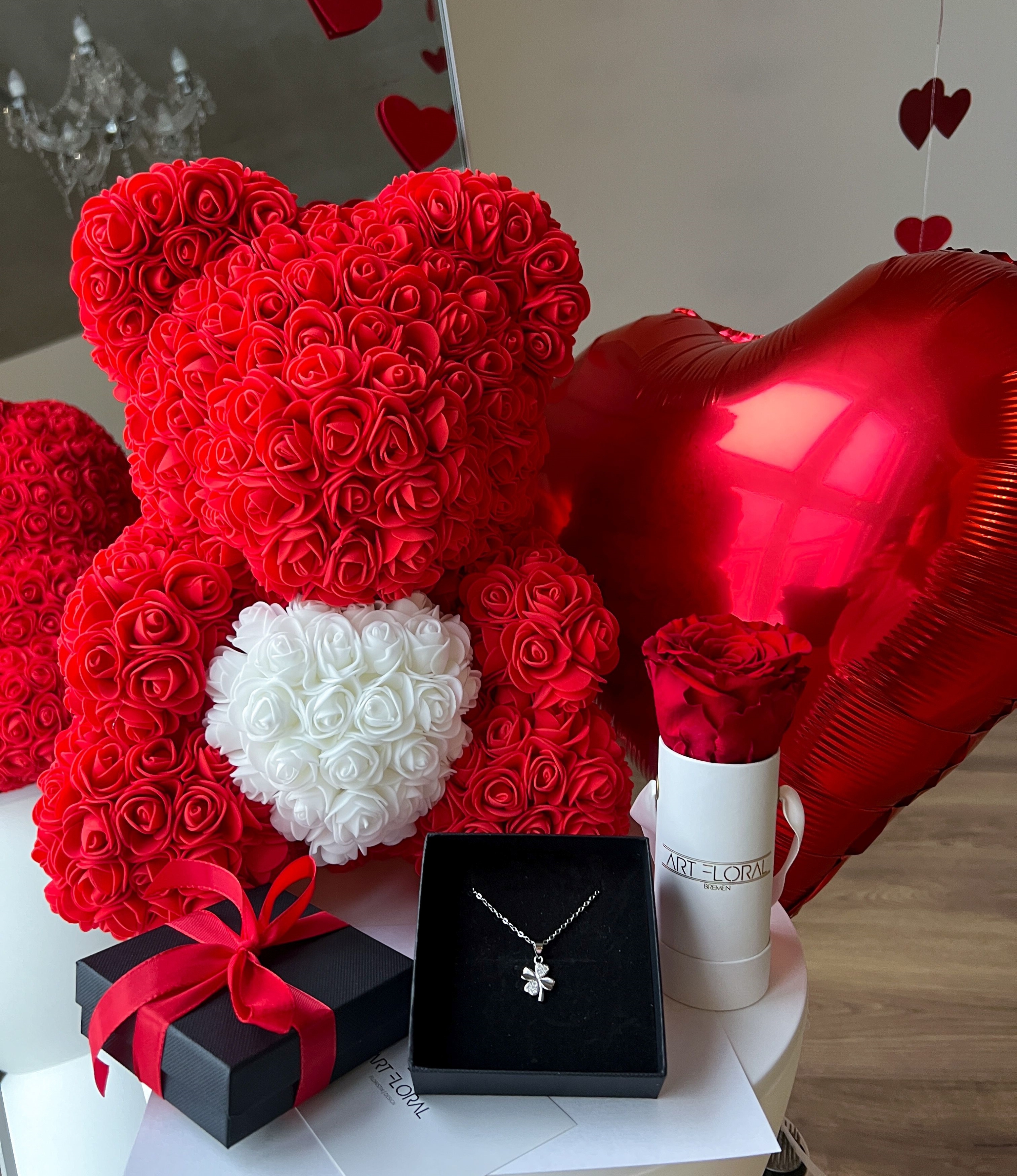Geschenkset Red Love & Clover mit Rosenbär, Herzballon, Ewiger Rose und Kleeblatt-Kette