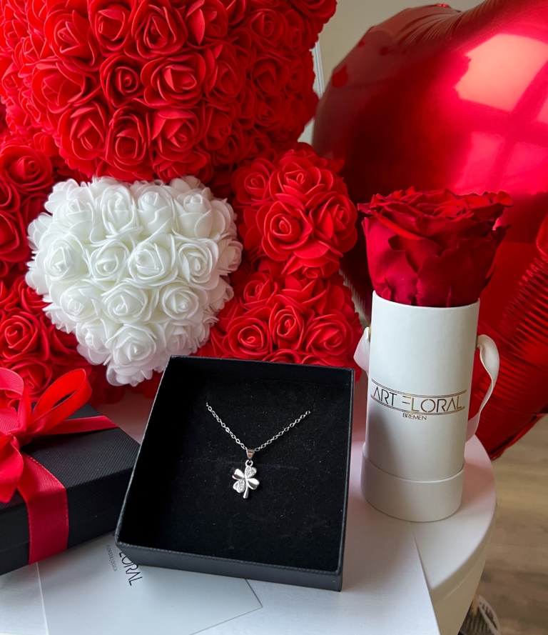 Detailaufnahme der stabilisierten roten Rose in weißer Mini-Box