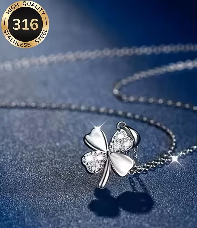 Silberkette mit Kleeblatt-Anhänger auf weißem Hintergrund