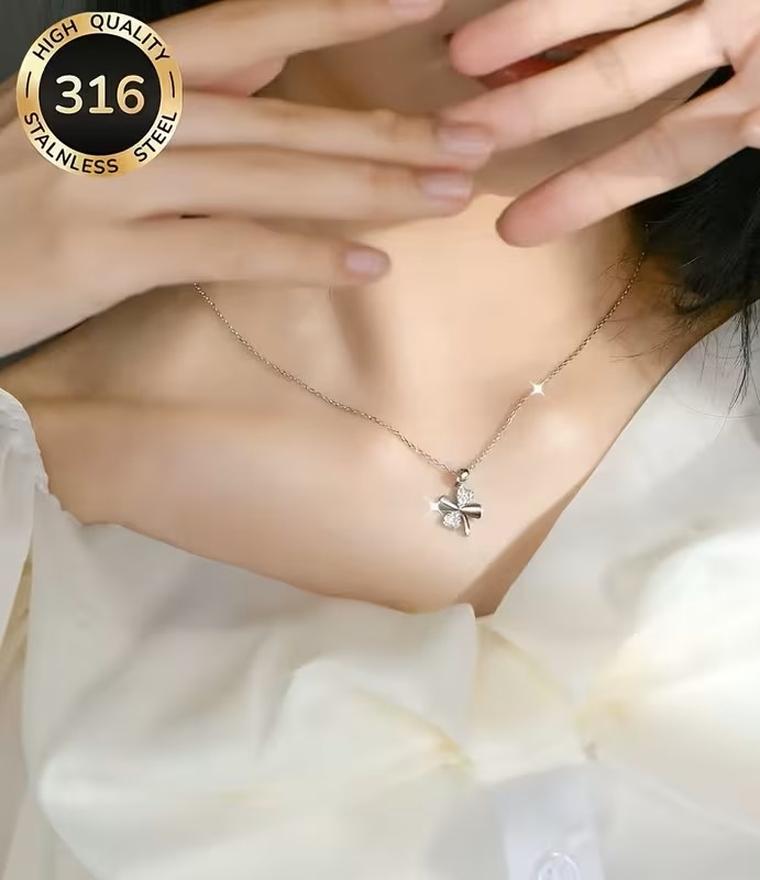 Detailaufnahme des filigranen Kleeblatt-Anhängers