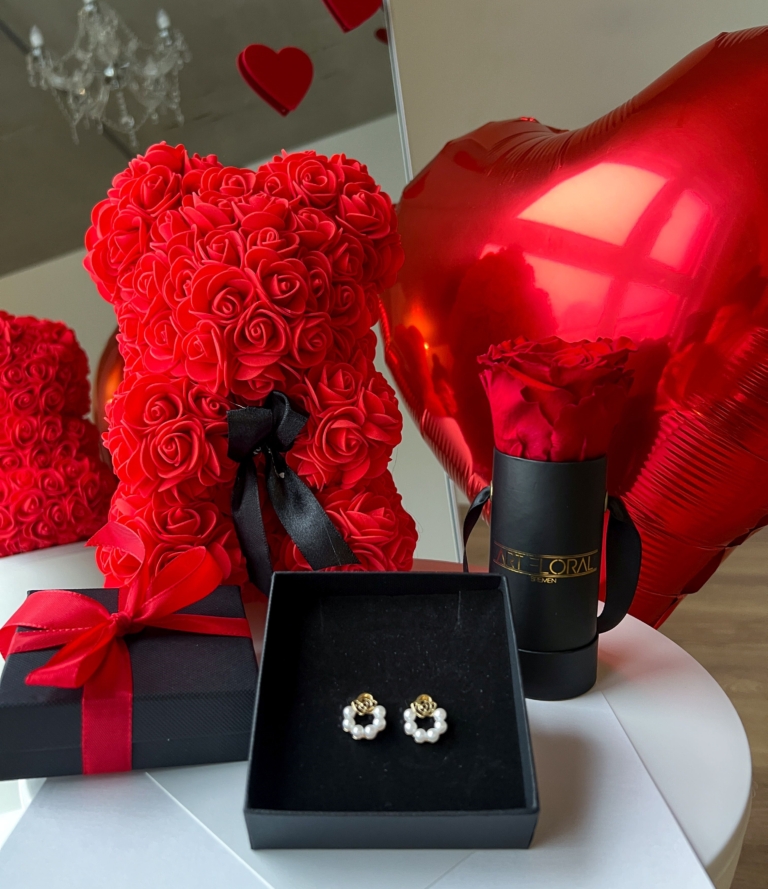 Kleiner roter Rosenbär mit Herzballon im Geschenkset