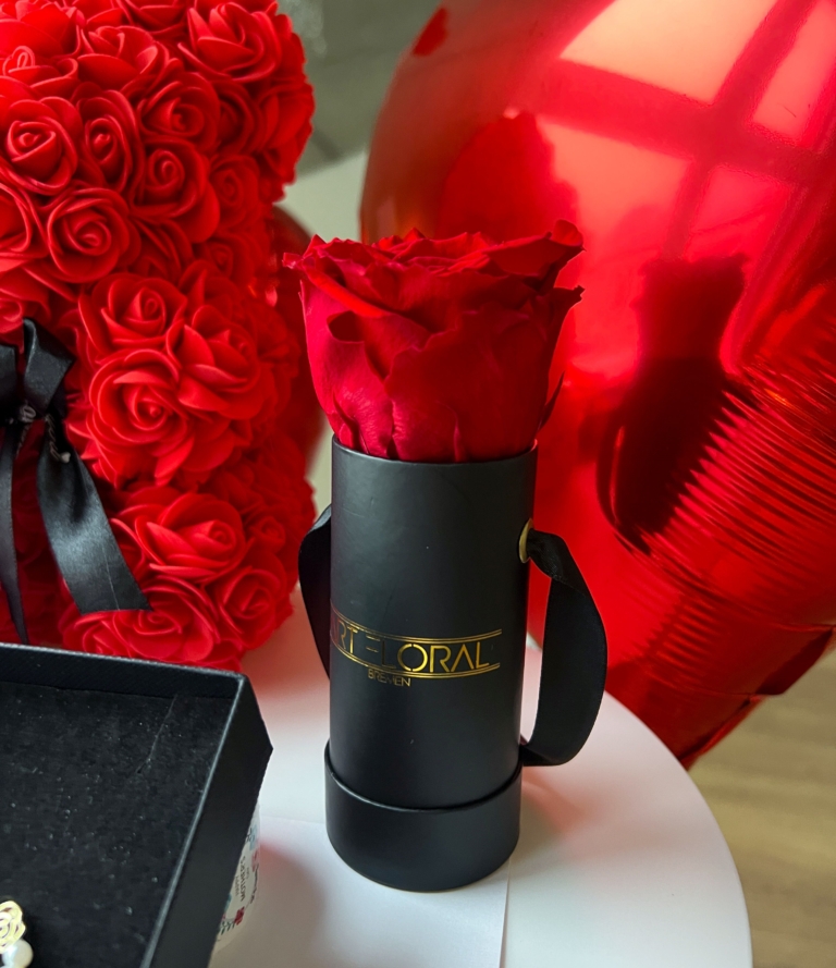 Schwarzer Mini-Box mit roter Infinity-Rose