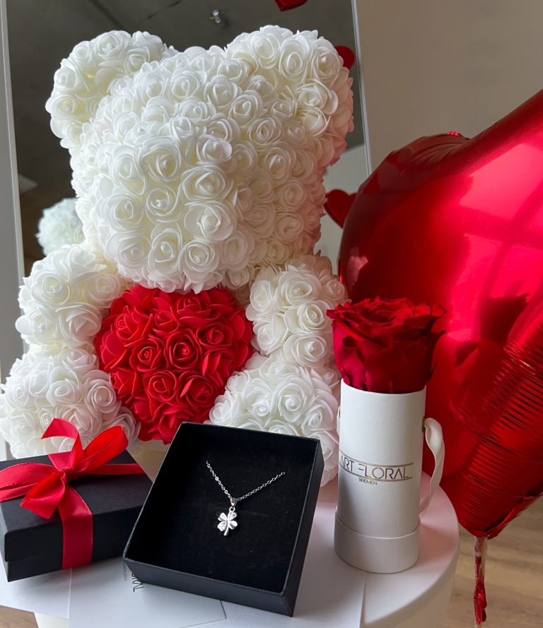 Detailaufnahme der roten ewigen Rose in weißer Box