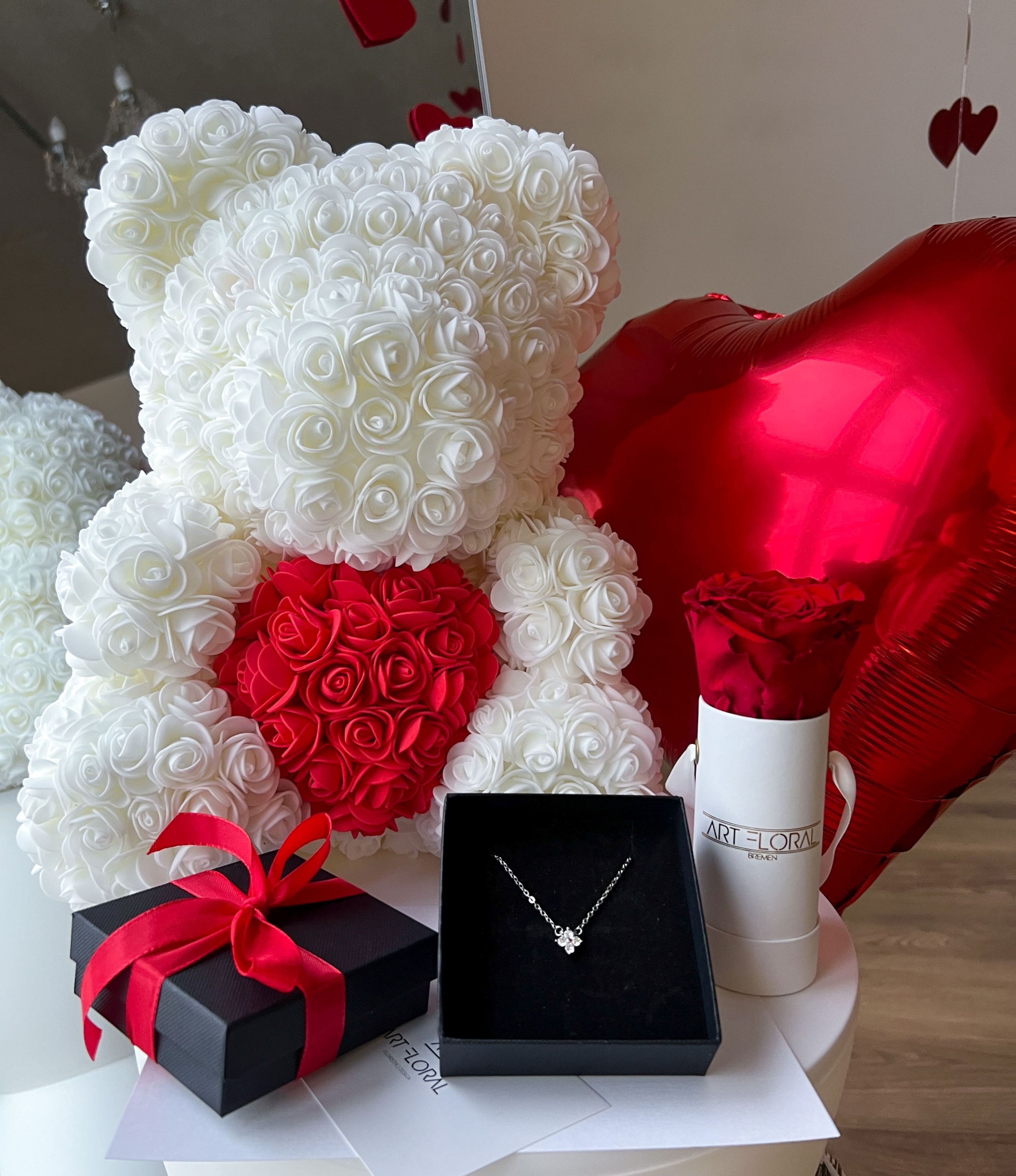 Weißer Rosenbär mit rotem Herz und Herzballon im Geschenkset