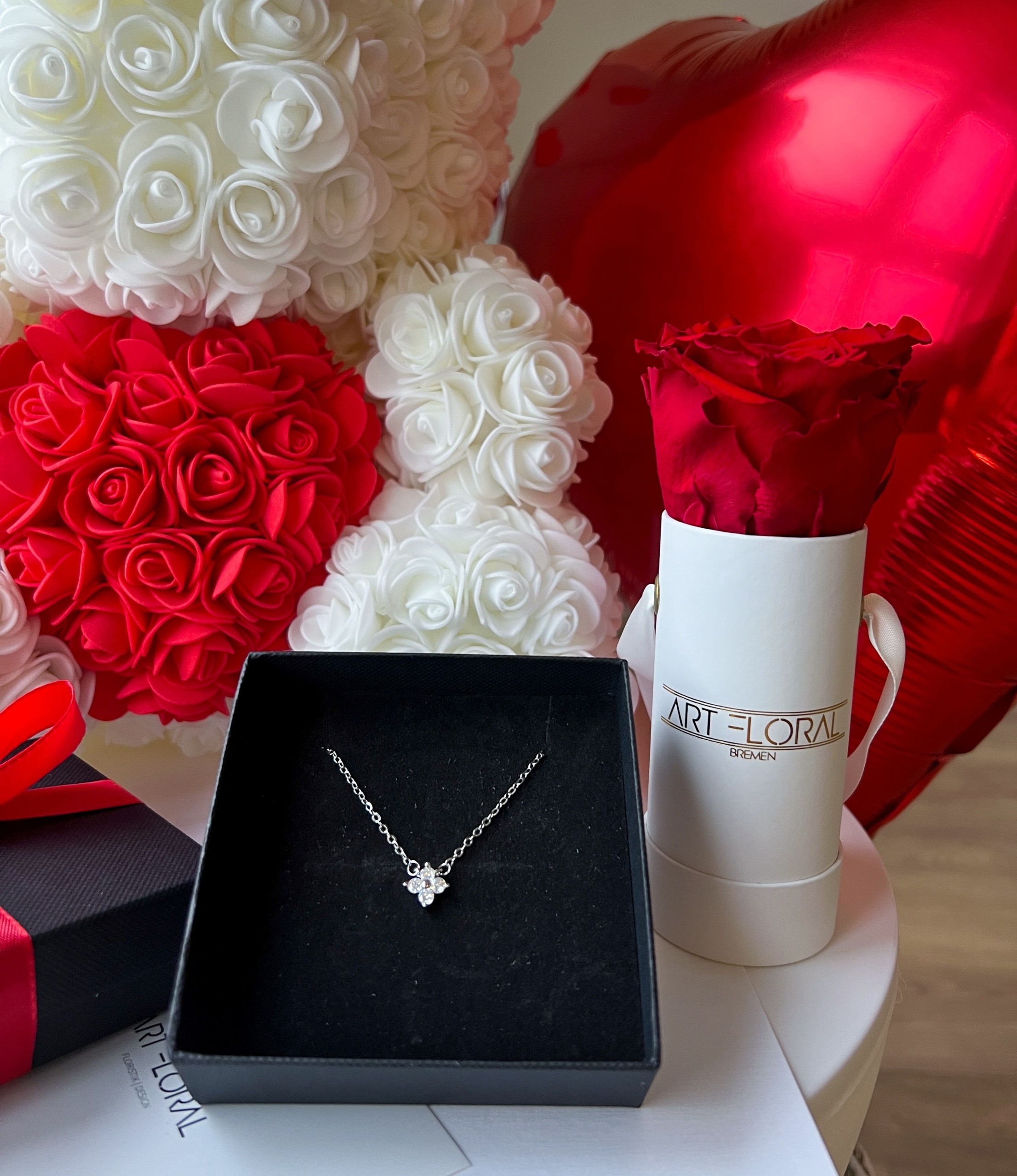 Weißer Rosenbär mit rotem Herz und Herzballon im Geschenkset
