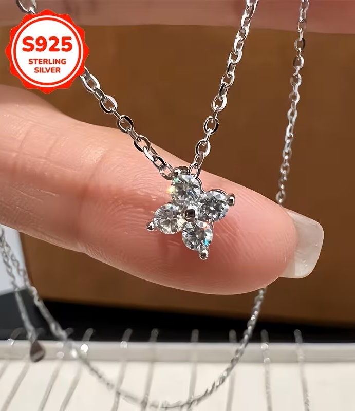 Anhänger mit vier synthetischen Zirkonia in Blumenform