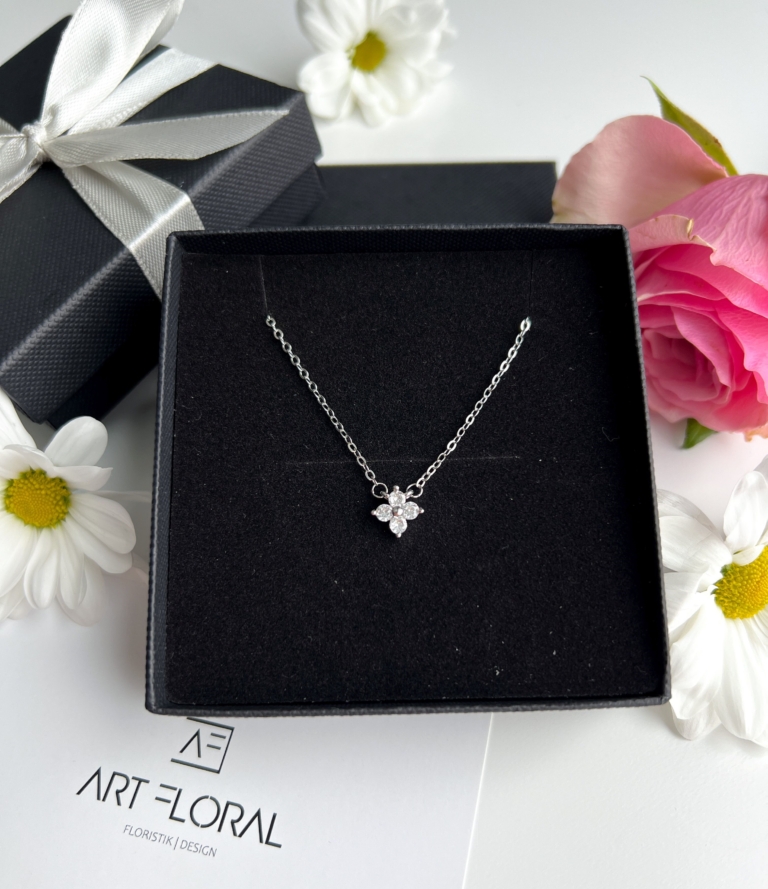 Silberkette mit Blumenanhänger in Geschenkbox