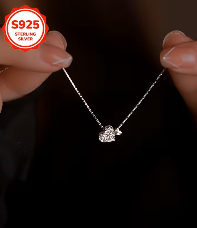 Funkelnder Herzanhänger mit klaren Ziersteinen