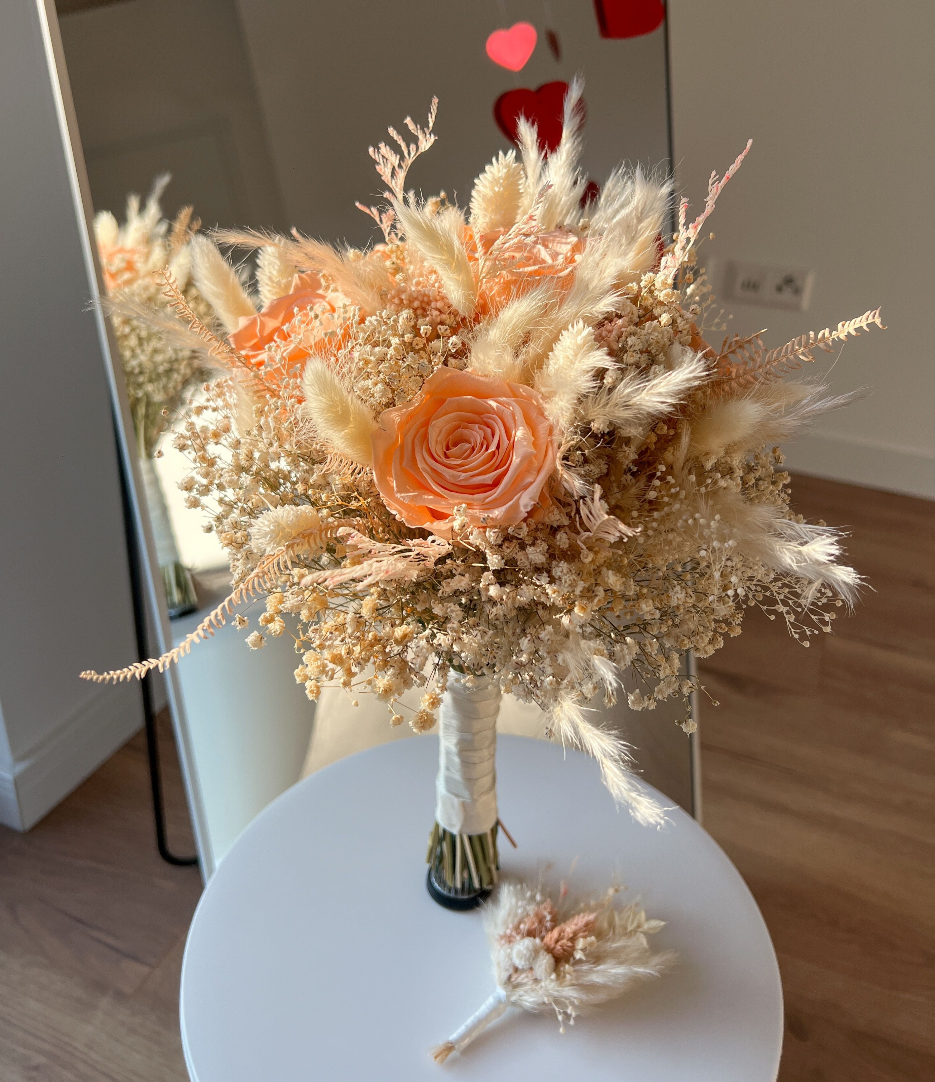 Trockenblumen Brautstrauß „Pfirsichrosen“ mit Boutonniere