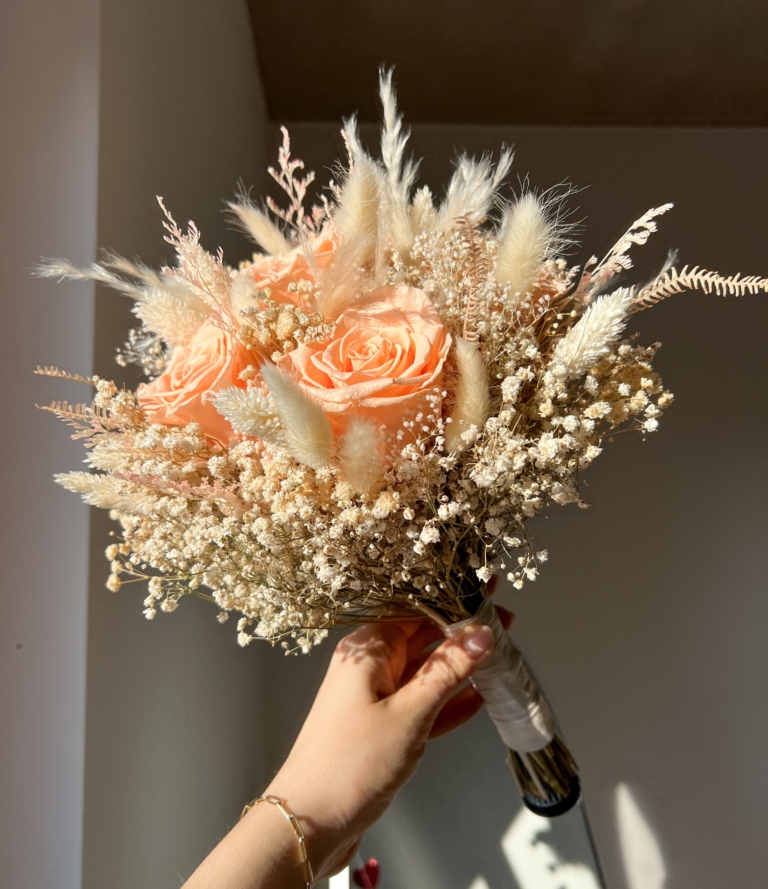 Trockenblumen Gypsophila, Lagurus und Phalaris im Strauß