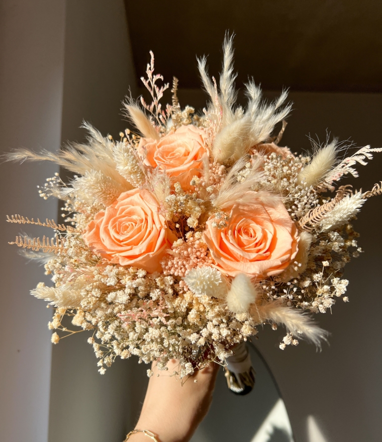 Runder Brautstrauß inkl. Boutonniere auf neutralem Hintergrund