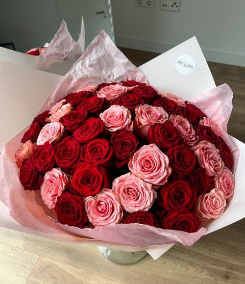 Blumenstrauß "Rosige Liebe" – rote und rosa Rosen in rosa Verpackung