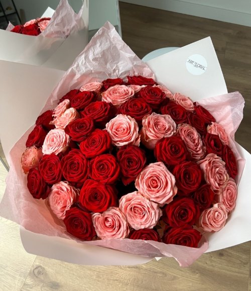 Blumenstrauß "Rosige Liebe" – elegante rosa Verpackung