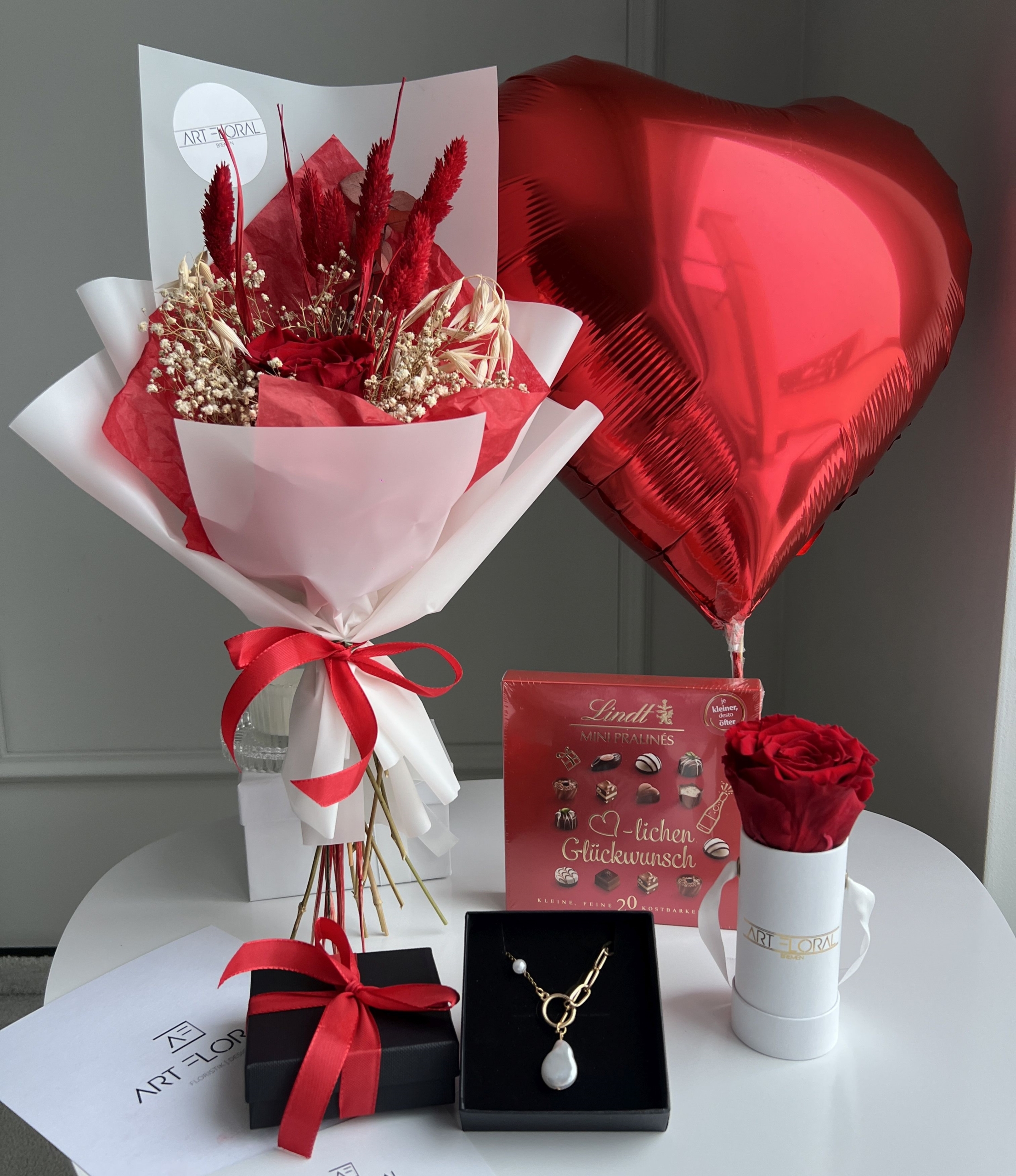 Geschenkset „Liebe & Perlen“ – Rosenbox, Herzballon, Pralinen und Perlenkette