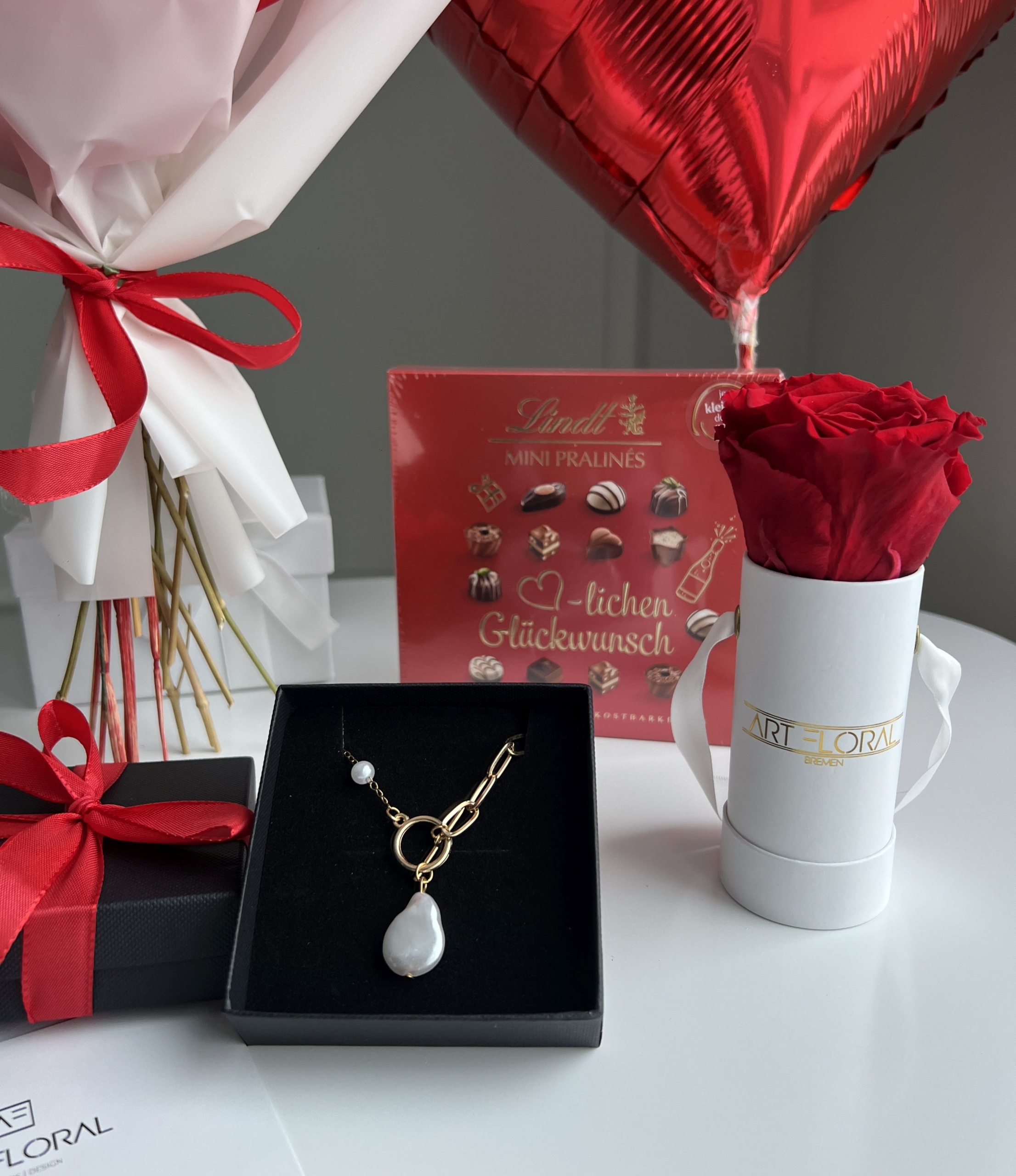Geschenkset „Liebe & Perlen“ – Rosenbox, Herzballon, Pralinen und Perlenkette