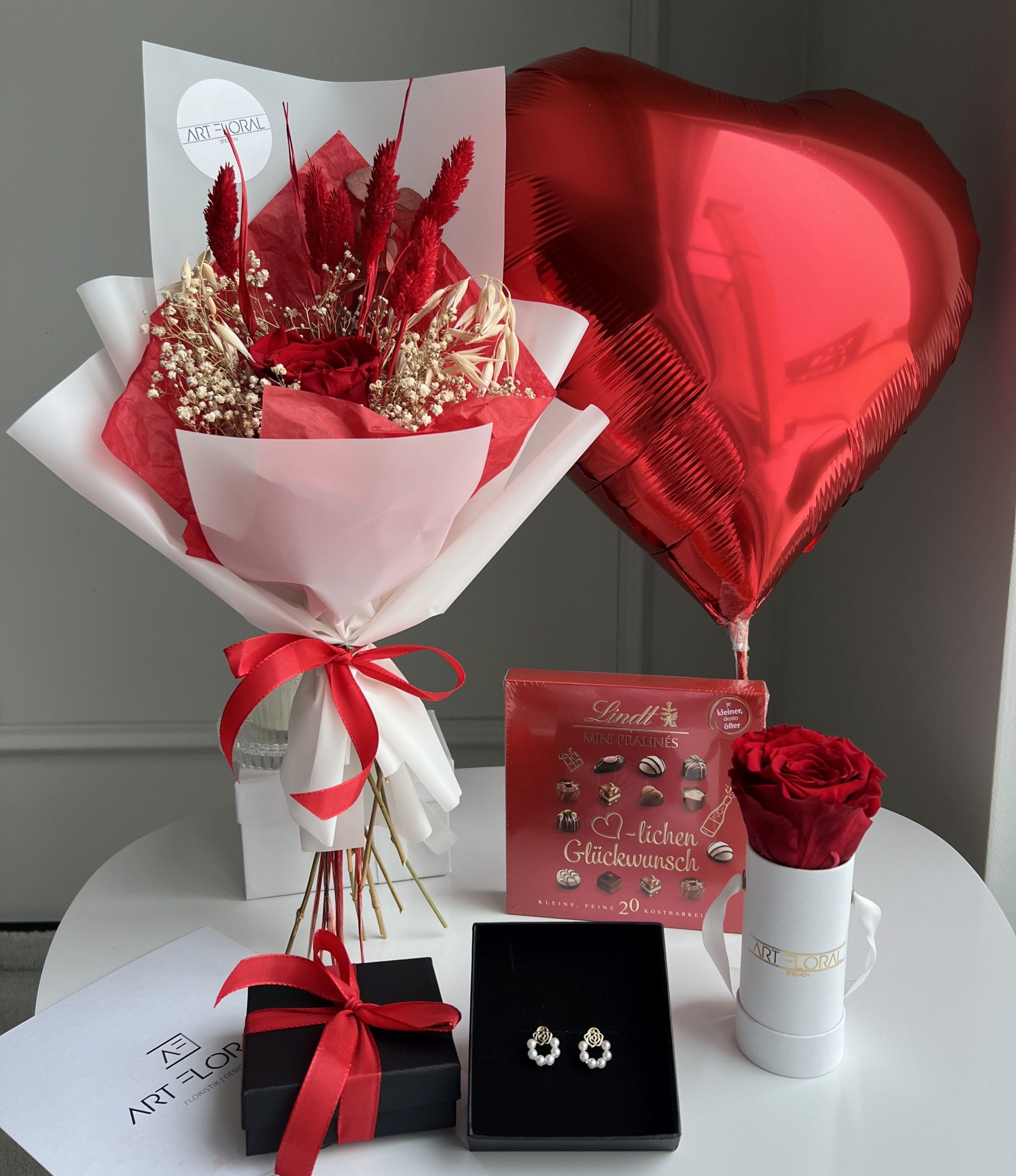 Geschenkset „Liebe für die Ewigkeit“ – Rosenbox, Herzballon, Pralinen und Schmuck Geschenk