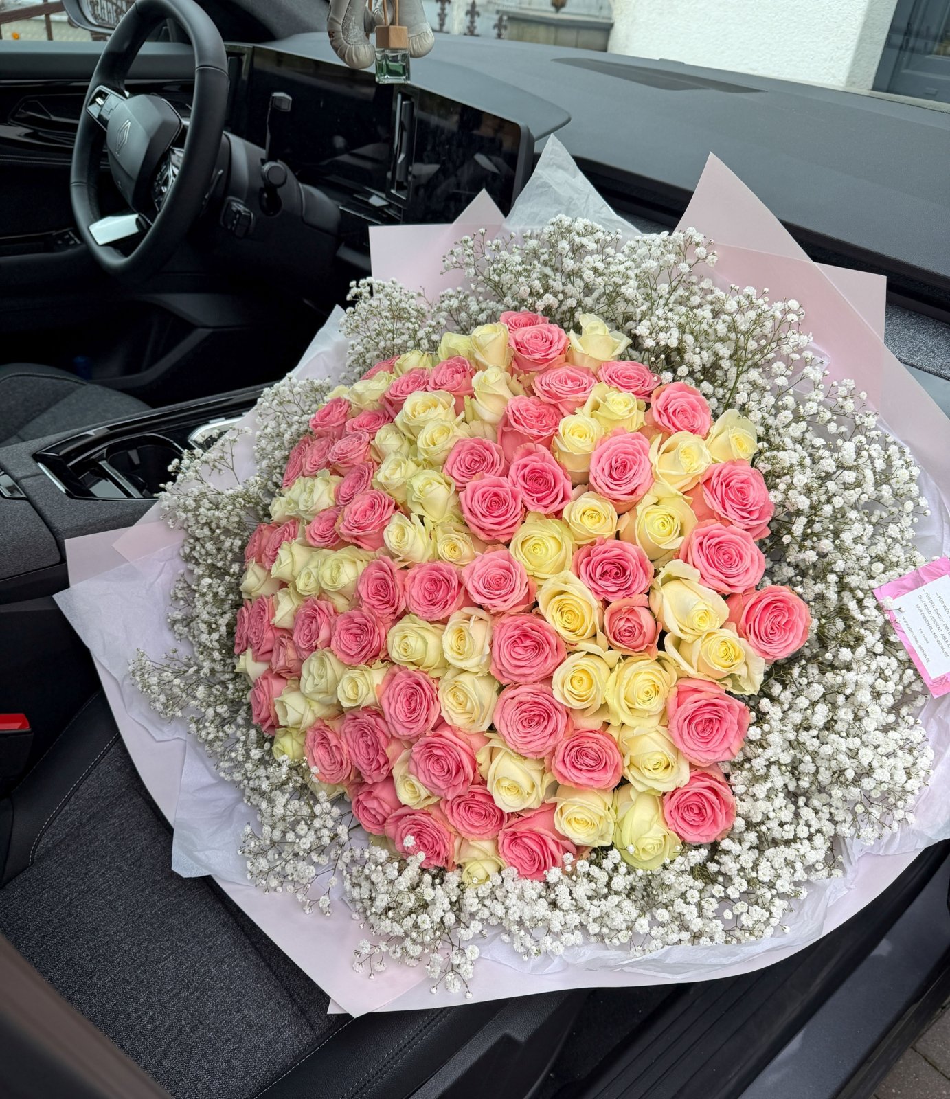 Blumenstrauß „100 rosa & weiße Rosen mit Schleierkraut“