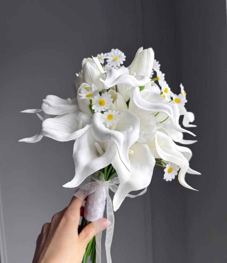 Kunstblumen Brautstrauß „Calla & Gänseblümchen“ mit weißen Blüten