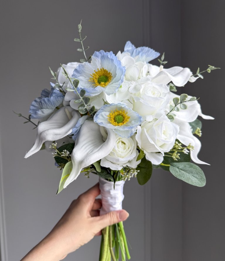Kunstblumen Brautstrauß „Himmelblaue Gartenhochzeit“ mit weißen Rosen und blauen Akzenten