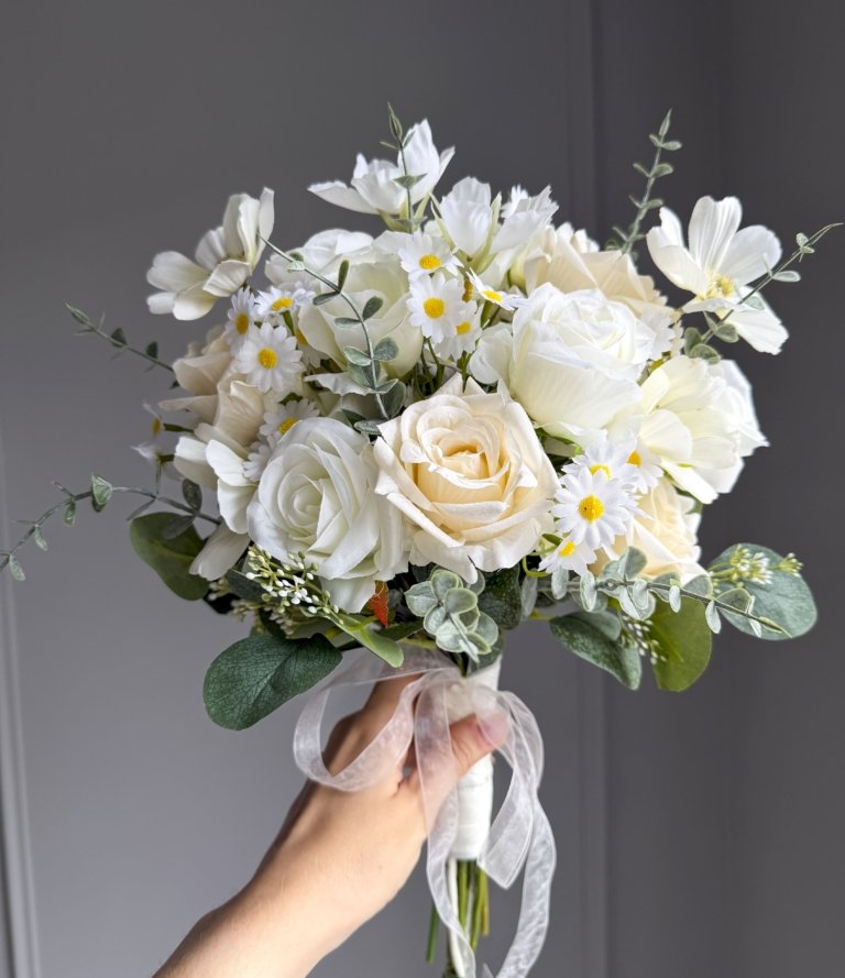 Brautstrauß „Ivory Garden Hochzeit“ mit Rosen, Kamille und Eukalyptus