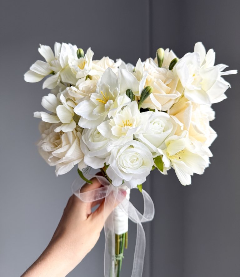 Kunstblumen Brautstrauß „Ivory Rosen & Narzissen“ mit weißen Rosen und Narzissen