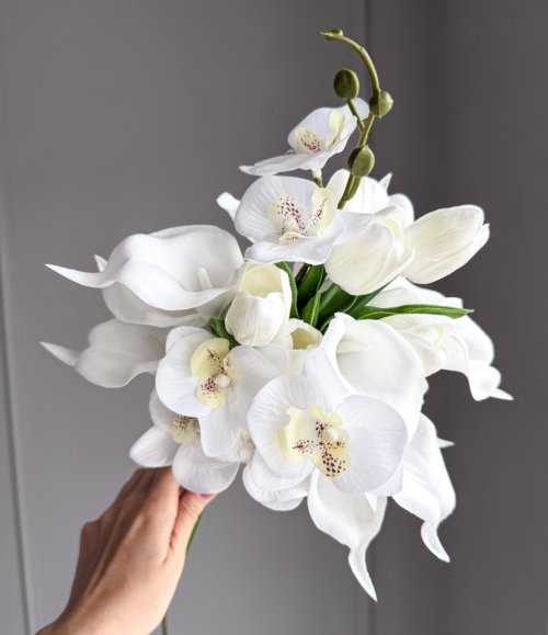 Brautstrauß mit weißen Orchideen und Tulpen aus Kunstblumen