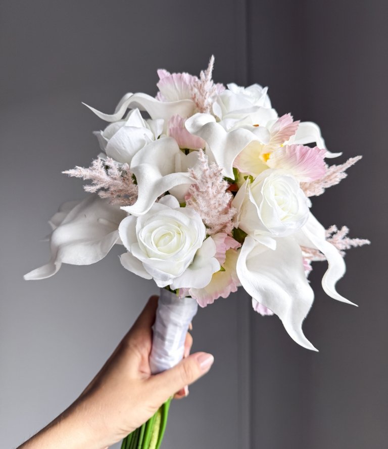 Kunstblumen Brautstrauß „Puderrosa Hochzeit“ mit Rosen und Calla