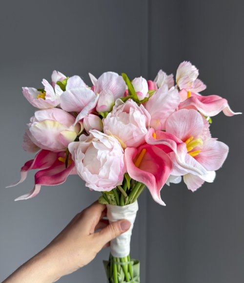 Kunstblumen Brautstrauß „Rosa Garten Romantik“ mit Pfingstrosen und Calla
