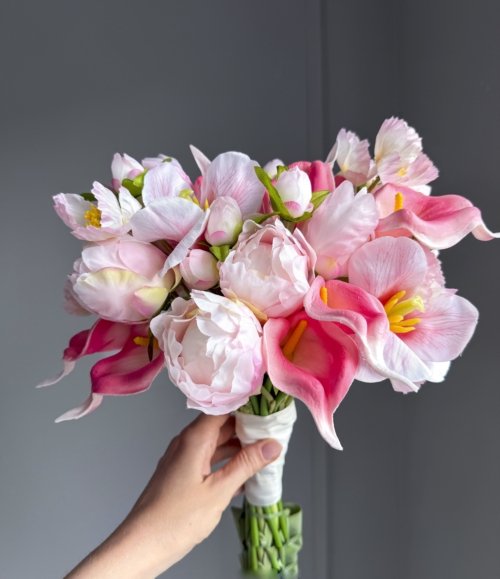 Brautstrauß mit rosa Pfingstrosen und Tulpen aus Kunstblumen