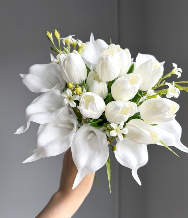 Kunstblumen Brautstrauß „Weiße Calla Romantik“ mit Calla und Tulpen