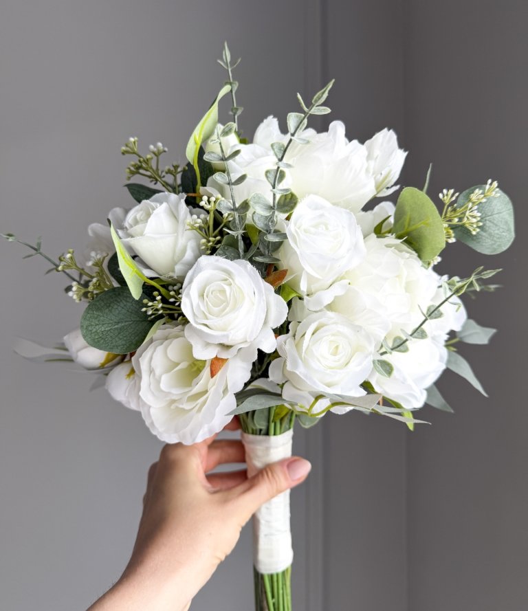 Kunstblumen Brautstrauß „White Garden Hochzeit“ mit weißen Rosen und Pfingstrosen