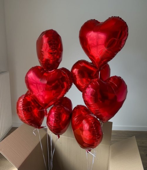 9 rote Herzballons mit Helium in einer Geschenkbox