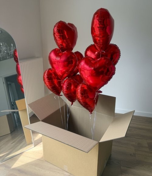 Überraschungsbox mit Herzballons und Helium