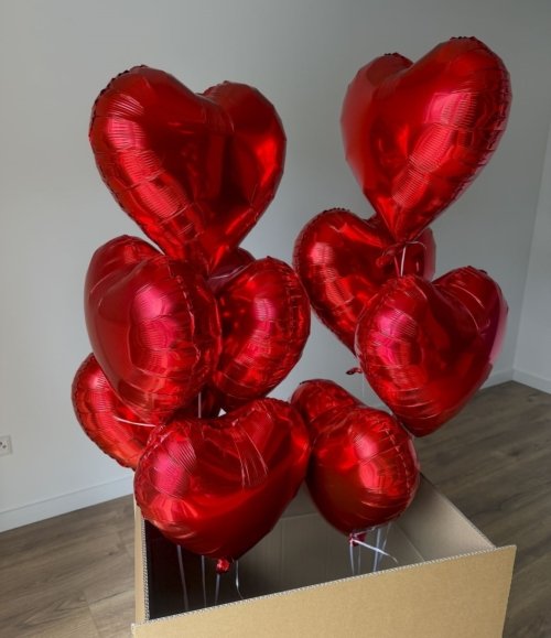 Geschenkbox mit roten Herzballons