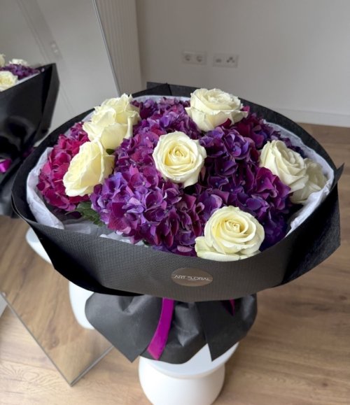 Frischer Blumenstrauß mit weißen Rosen und lila Hortensie