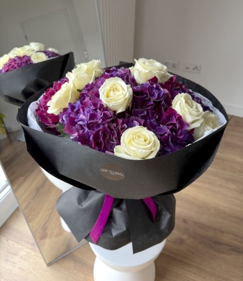 Luxuriöser Blumenstrauß in Lila und Weiß