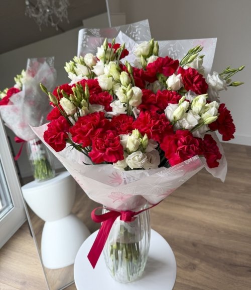 Blumenstrauß Blütenkontrast mit weißem Lisianthus und roten Nelken