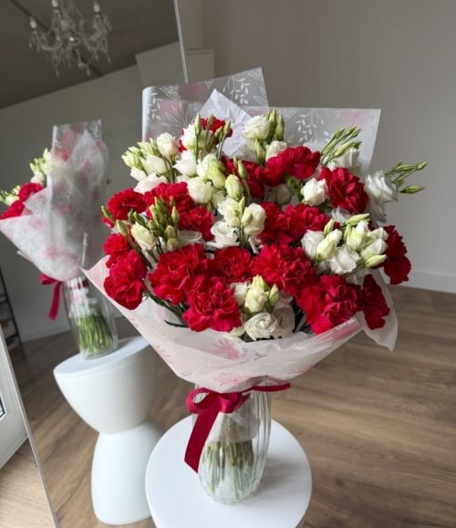 Blumenstrauß mit roten Nelken und weißem Lisianthus