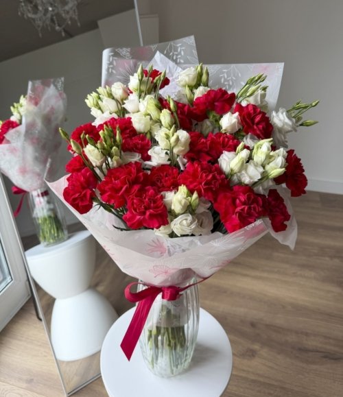 Eleganter Blumenstrauß in Rot und Weiß
