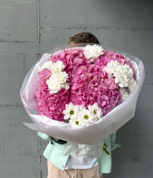 Handgebundener Blumenstrauß in Rosa und Weiß