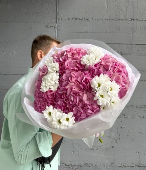 Eleganter Blumenstrauß mit Hortensie und Chrysanthemen