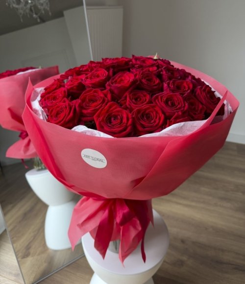 40 rote Rosen in roter Geschenkverpackung