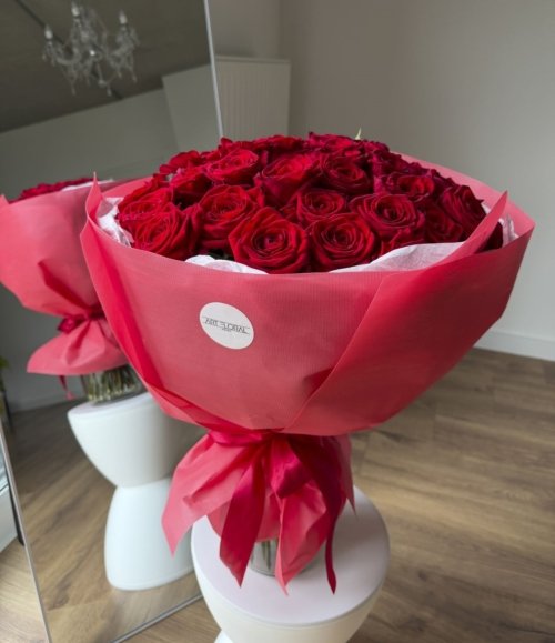Romantischer Blumenstrauß mit roten Rosen