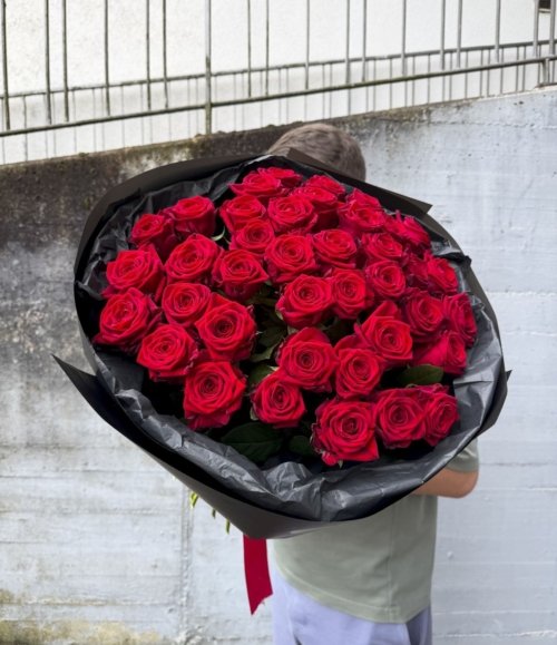 40 rote Rosen als luxuriöser Blumenstrauß in schwarzer Verpackung