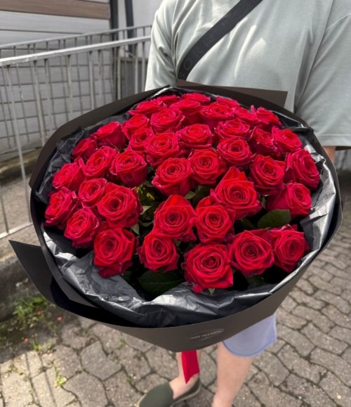 Frischer Rosenstrauß mit 40 roten Rosen