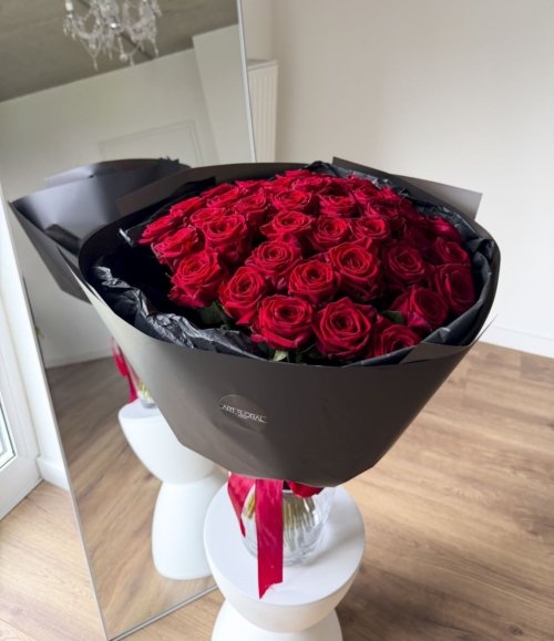 Blumenstrauß mit roten Rosen als romantisches Geschenk